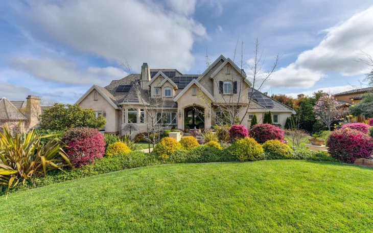 Trávník u domu hnojený kompostem