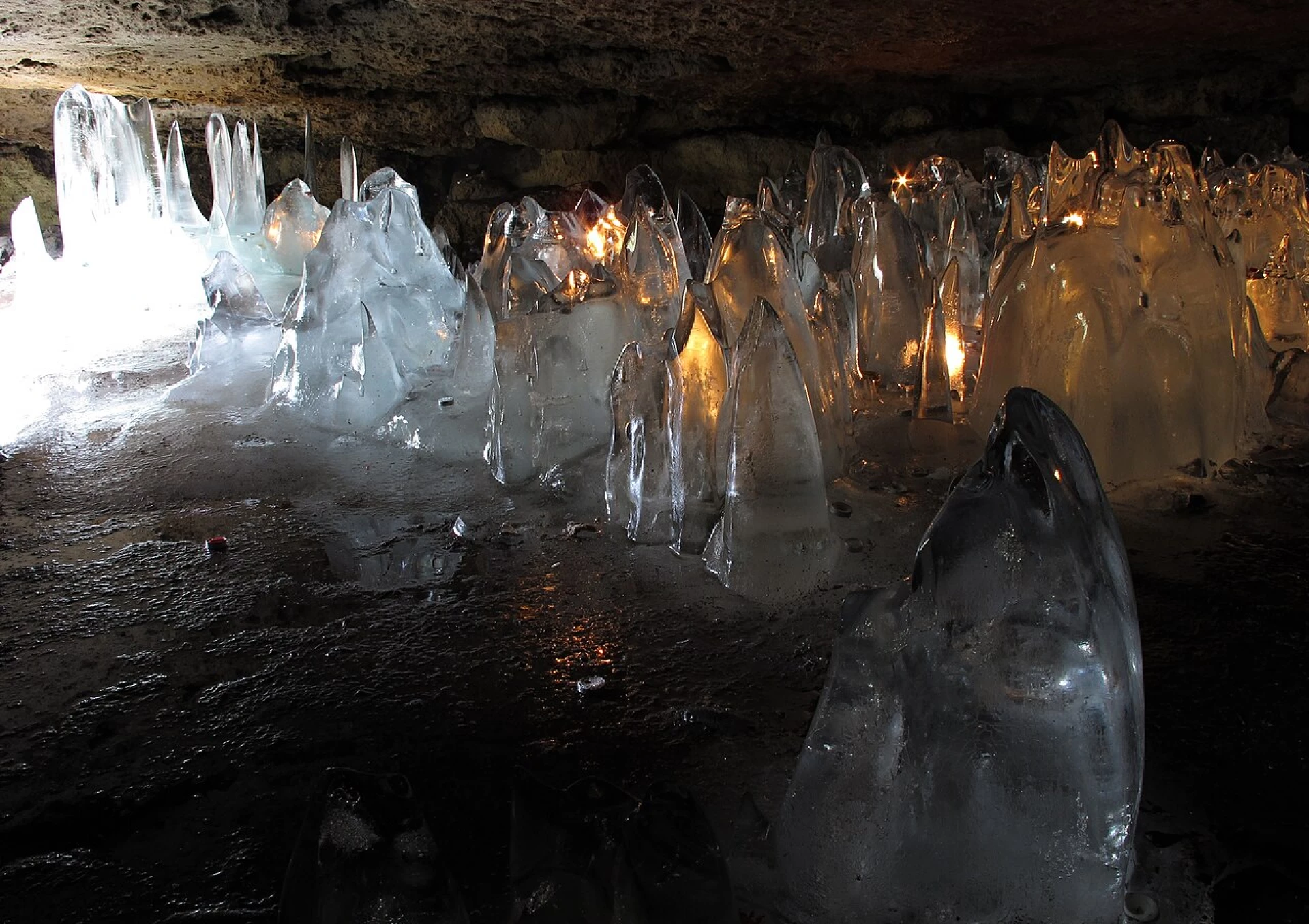 Chcete obdivovat zimní krápníkovou krásu? Vydejte se do Jeskyně víl