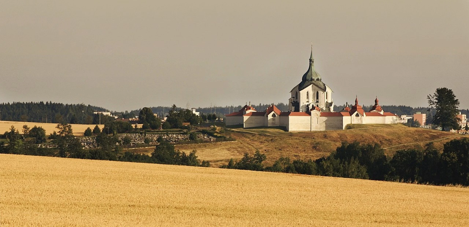 Kostel svatého Jana Nepomuckého Zelená hora u Žďáru nad Sázavou je místo opředené legendami i hlubokou symbolikou. Poutní kostel svatého Jana Nepomuckého, dílo geniálního architekta Jana Blažeje Santiniho, je zapsán na seznamu UNESCO.