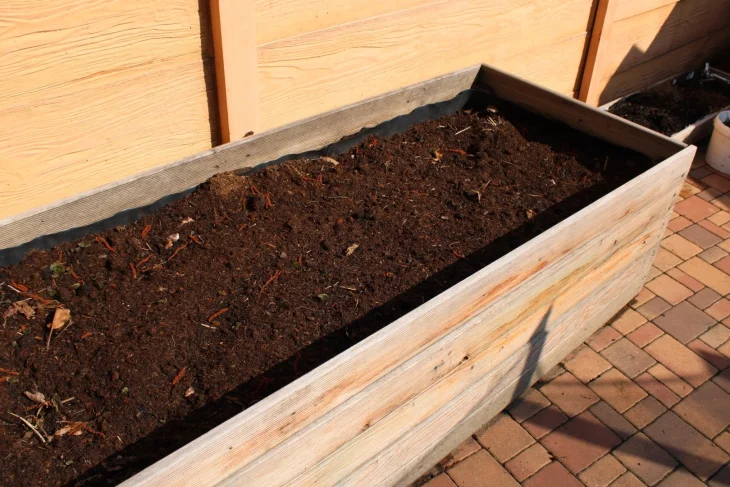 Připravený vyvýšený záhon k pěstování zeleniny