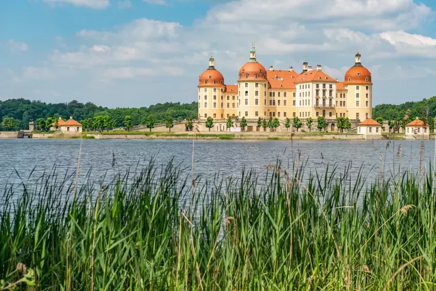 Drážďanský zámek Moritzburg s sebou nese filmovou vzpomínku