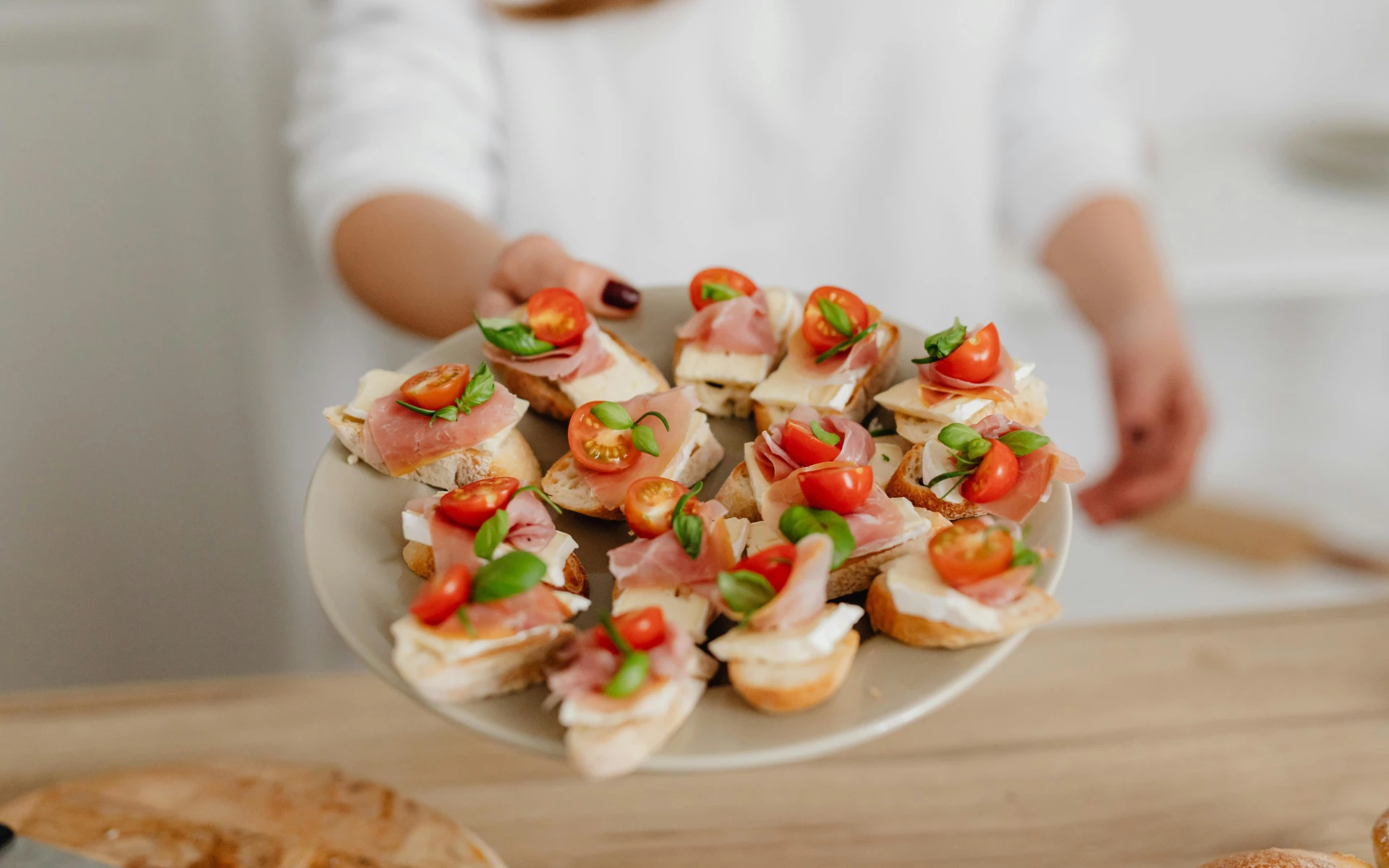 2 lahodné pomazánky na jednohubky nejen pro nečekanou návštěvu a recept na vláčné rohlíky