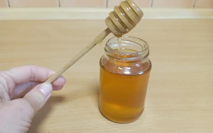 Příprava pampeliškového medu je velmi jednoduchá