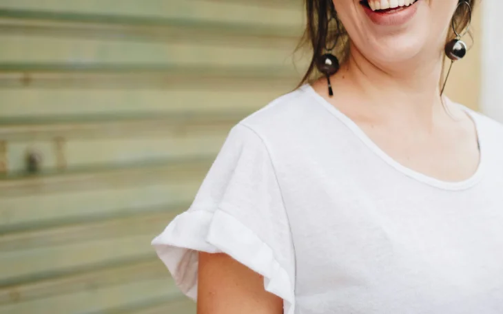 Žena, bílé tričko