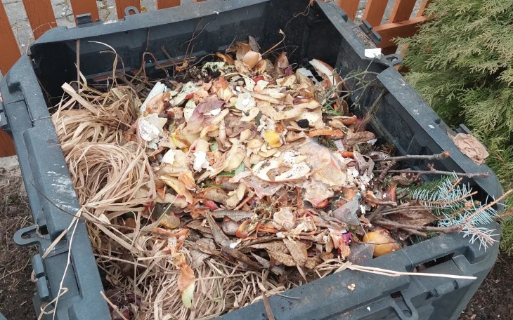 Suroviny v kompostéru na zahradě