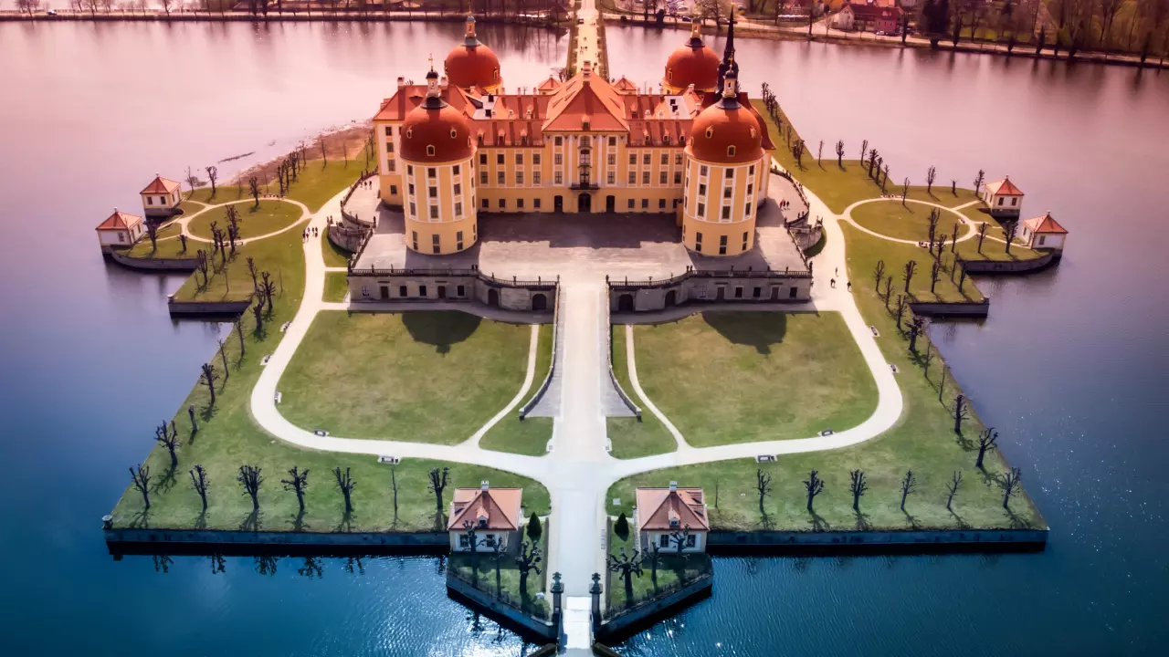 Drážďanský zámek Moritzburg s sebou nese filmovou vzpomínku