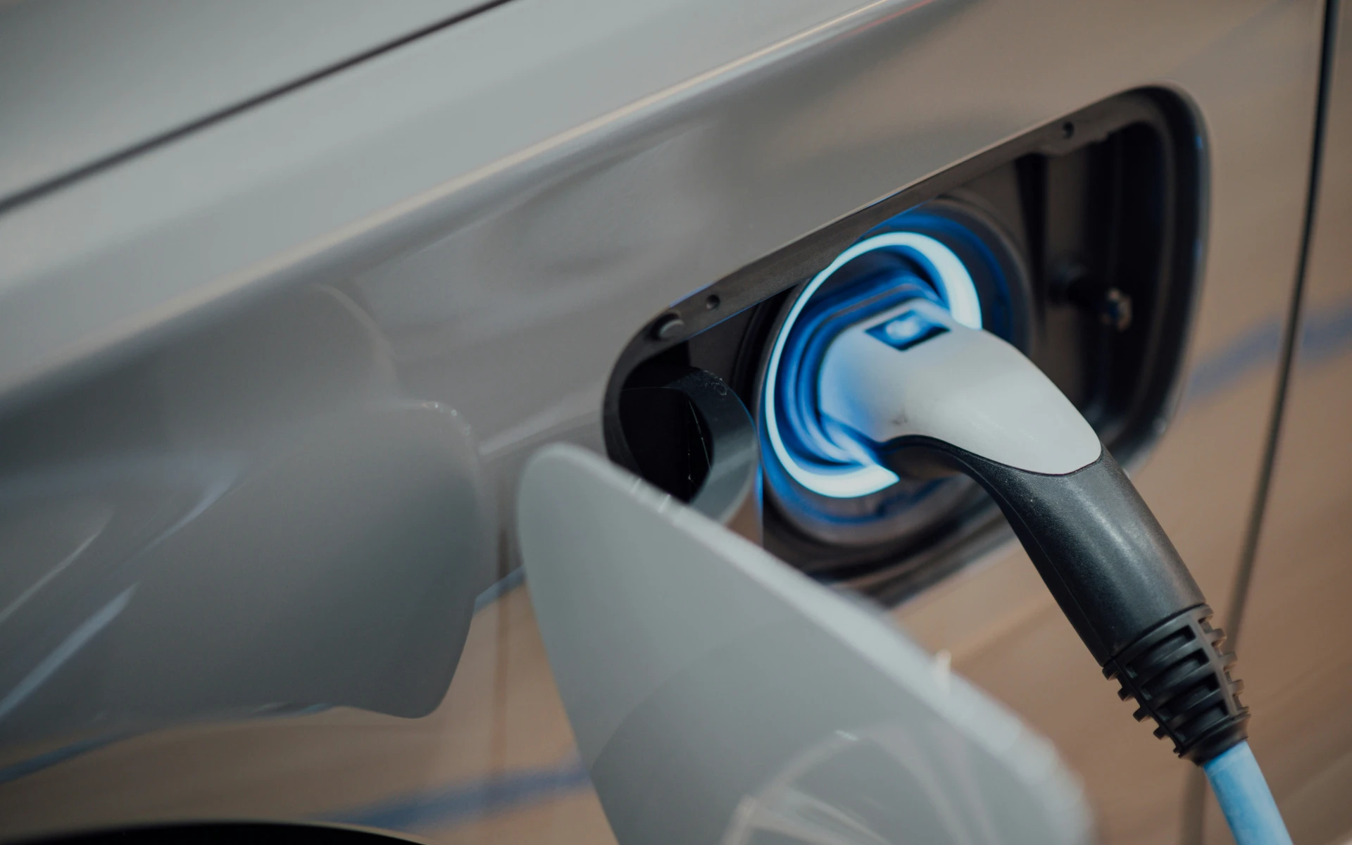 Jak funguje 800V architektura v elektromobilech a kde má skutečné limity