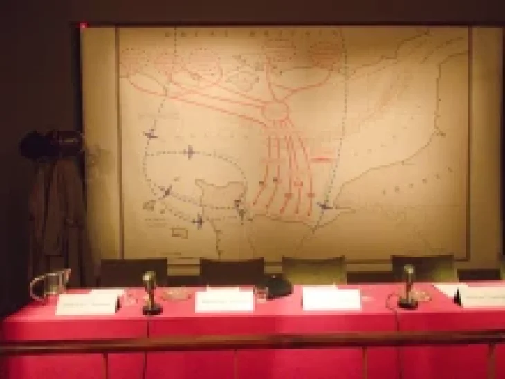 Vojenská mapa zobrazující plánování spojenecké invaze do Normandie během druhé světové války.