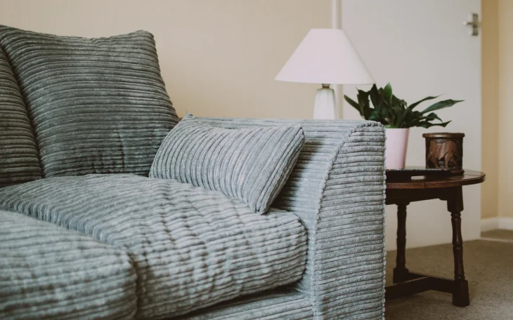 Pohovka v obývacím pokoji