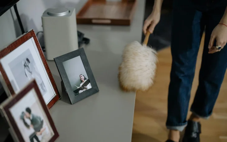 Utírání prachu z polic