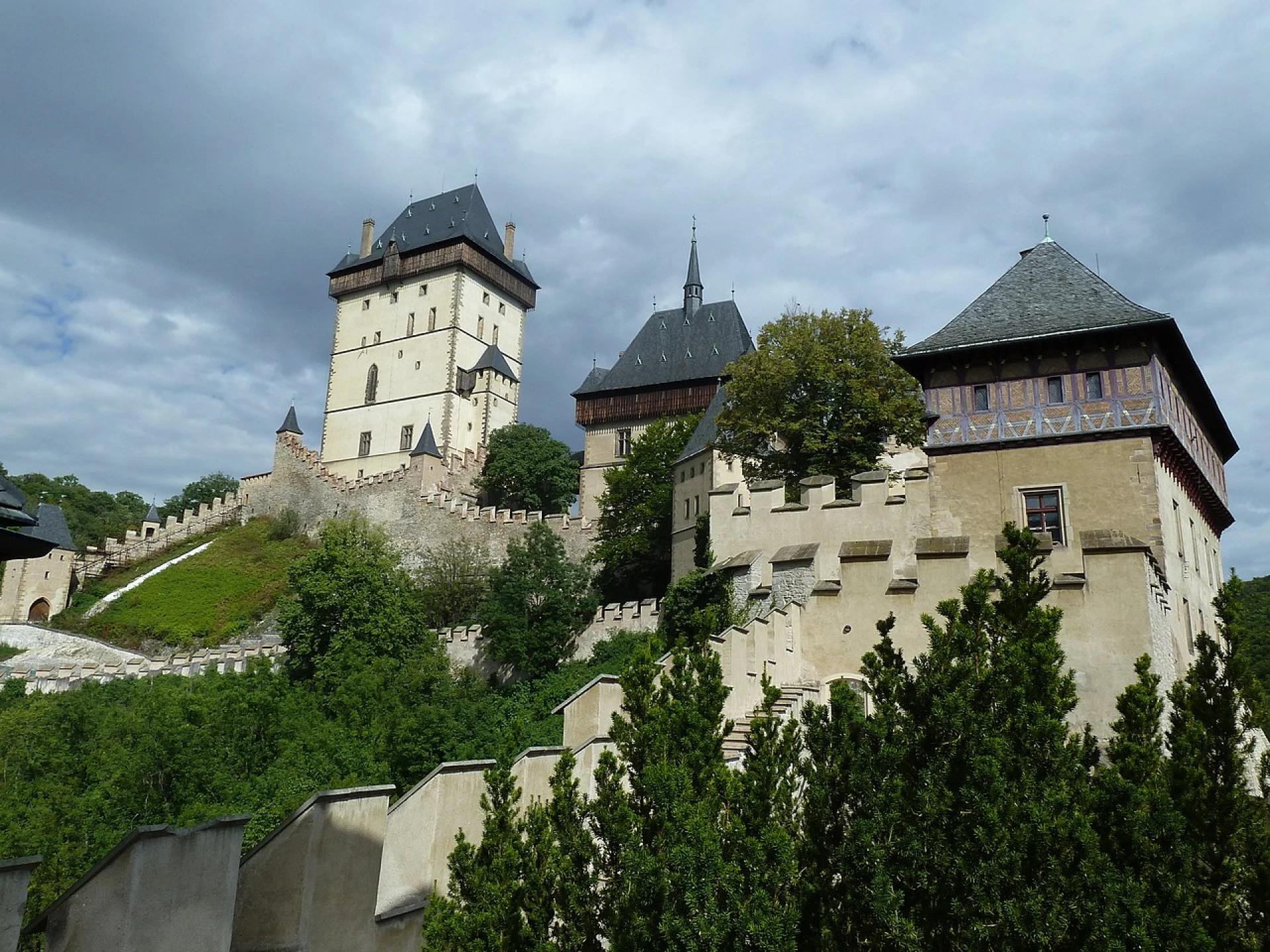 Hrad Karlštejn byl založen císařem Karlem IV. v roce 1348 a měl velmi specifické poslání jako úschovna korunovačních klenotů a říšských relikvií.