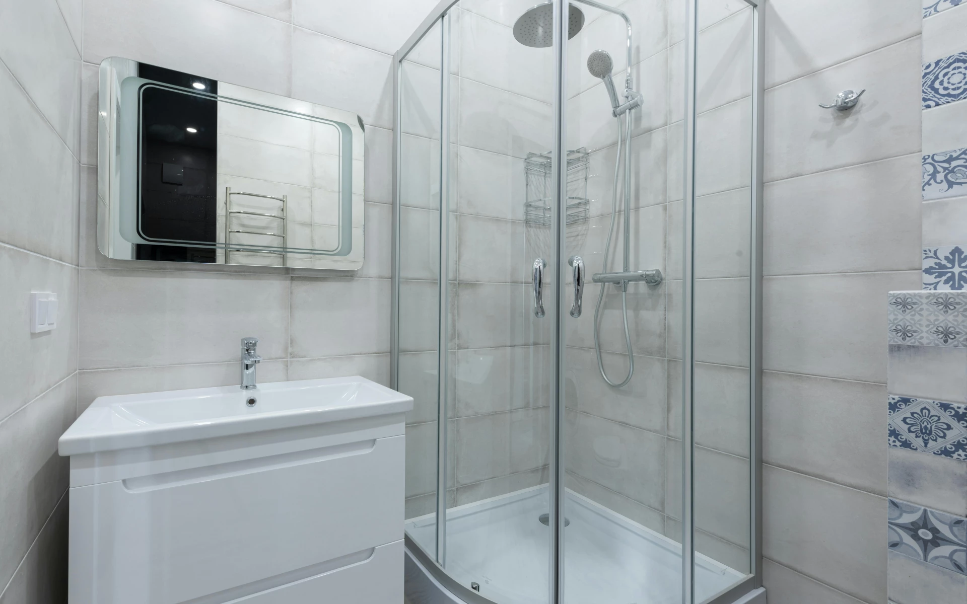 Číštění dveří sprchového koutu: Jak odstranit plíseň i bílé skvrny a jak zabránit jejich usazování