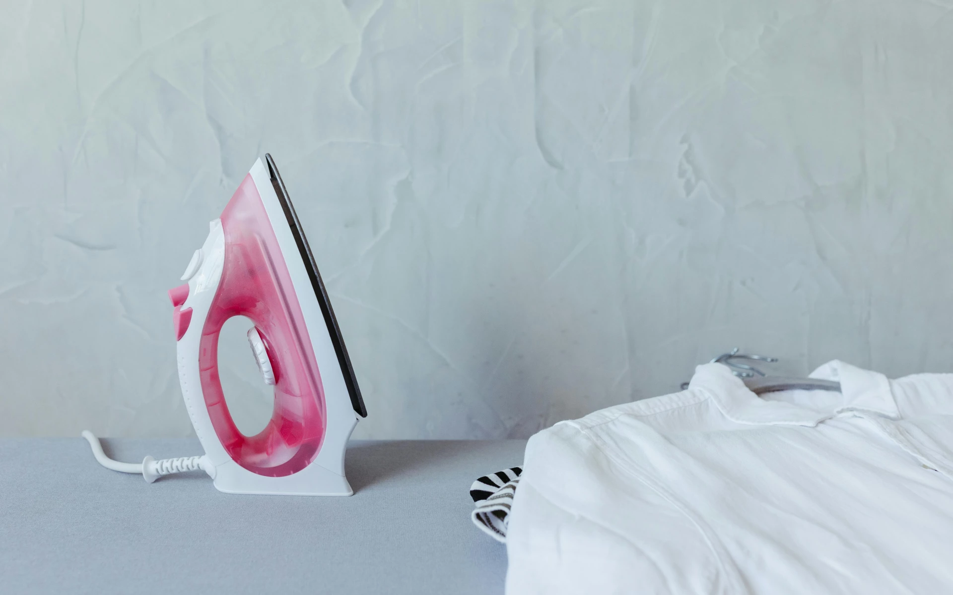 Jednoduchý trik, jak vyčistit připálenou žehličku: Vyzkoušejte jednoduchý a efektivní postup