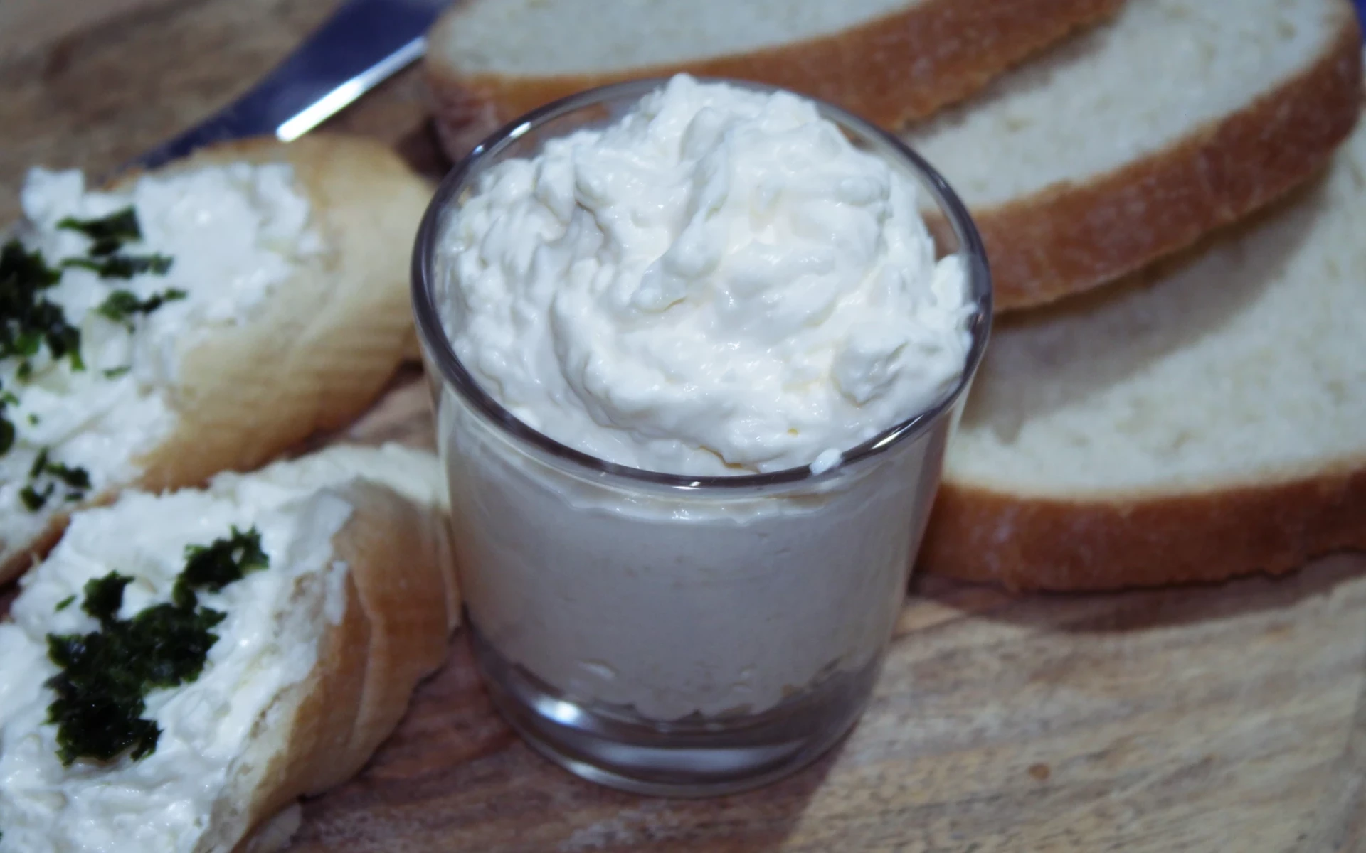 Česneková pomazánka Česneková pomazánka