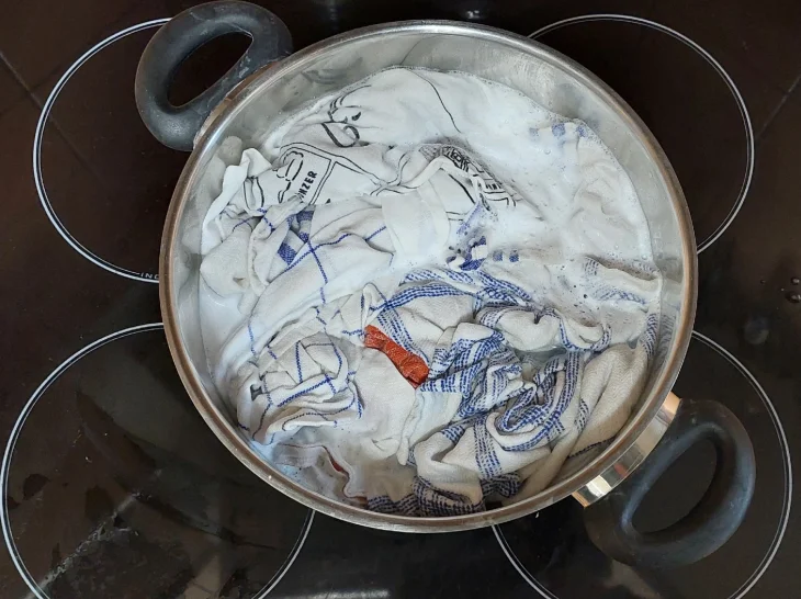 Vyvařování utěrek v hrnci 