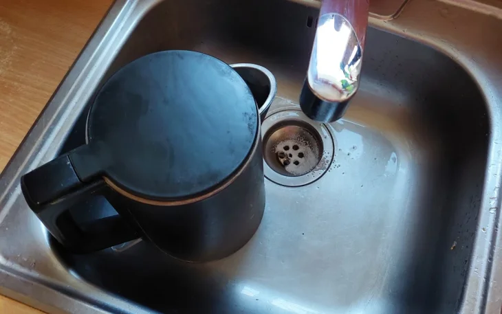 Sprchujete se, ale voda neodtéká, ba právě naopak. Její hladina…