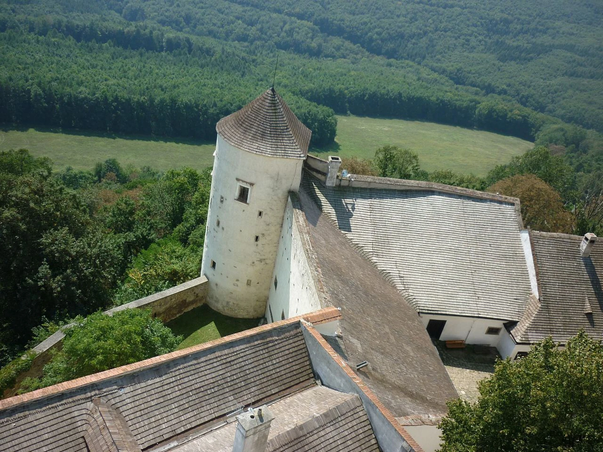 Hrad Buchlov leží asi 60 km východně od Brna a i když je o něco dál než ostatní, rozhodně stojí za návštěvu. 