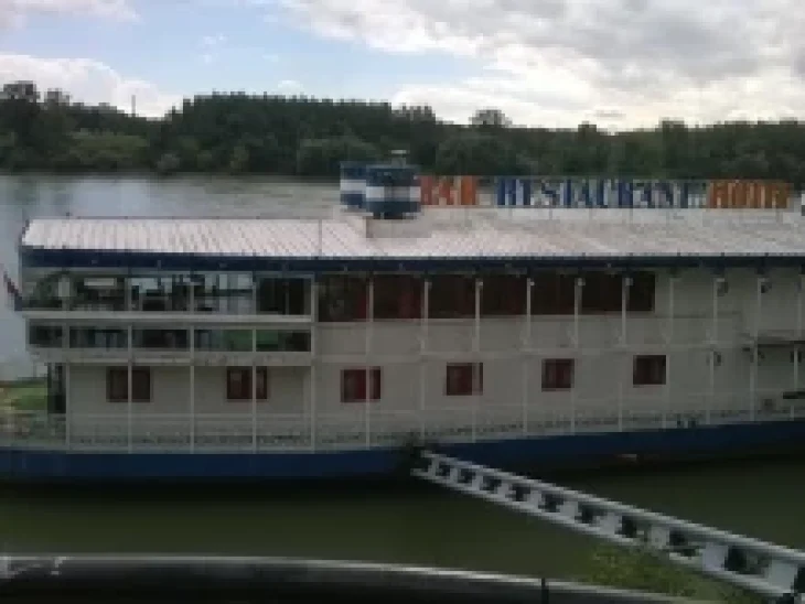 Marina Botel & Restaurant