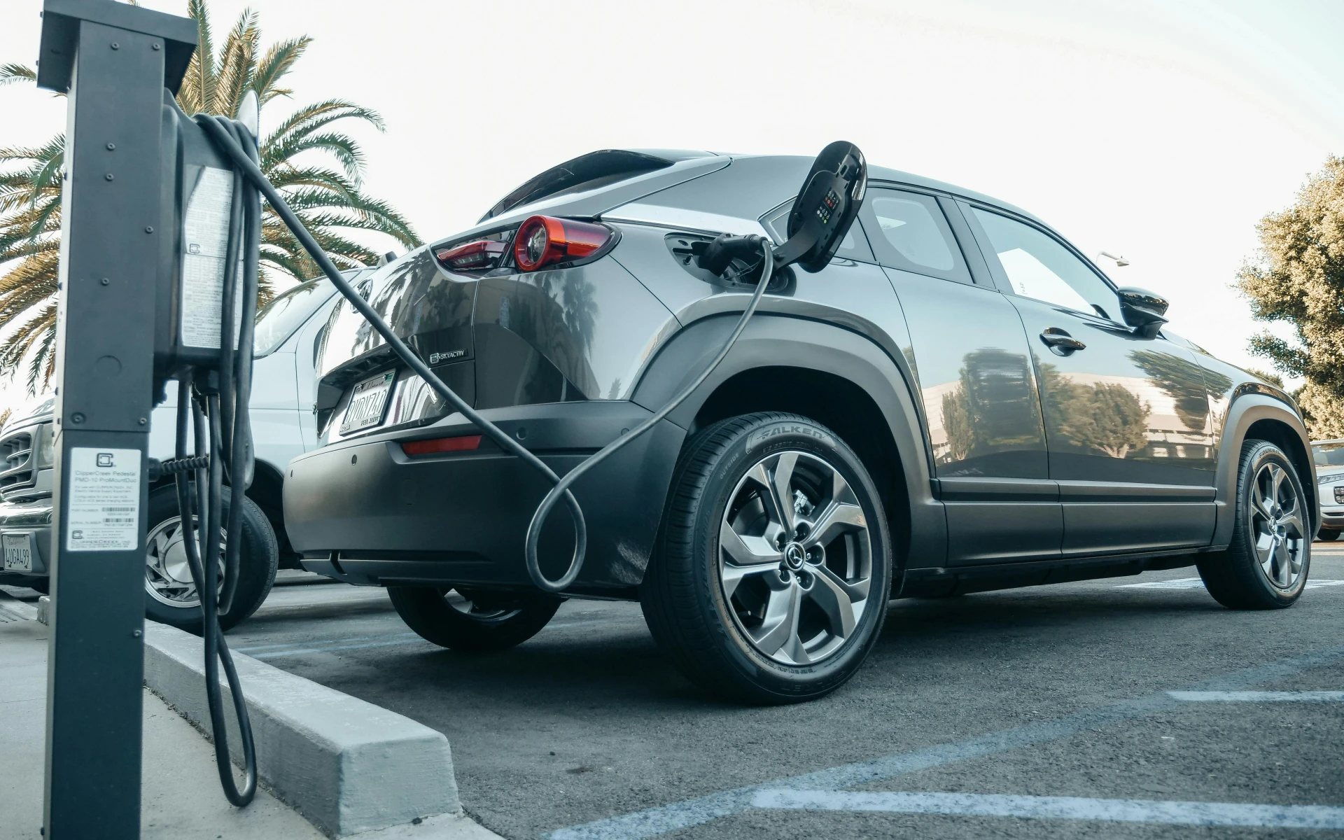 Jak funguje hybrid? Rozdíl mezi mild-hybridem, full-hybridem a plug-in hybridem
