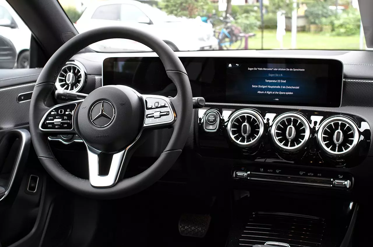 Mercedes sází na umělou inteligenci. S jeho auty si nově popovídáte skrze ChatGPT