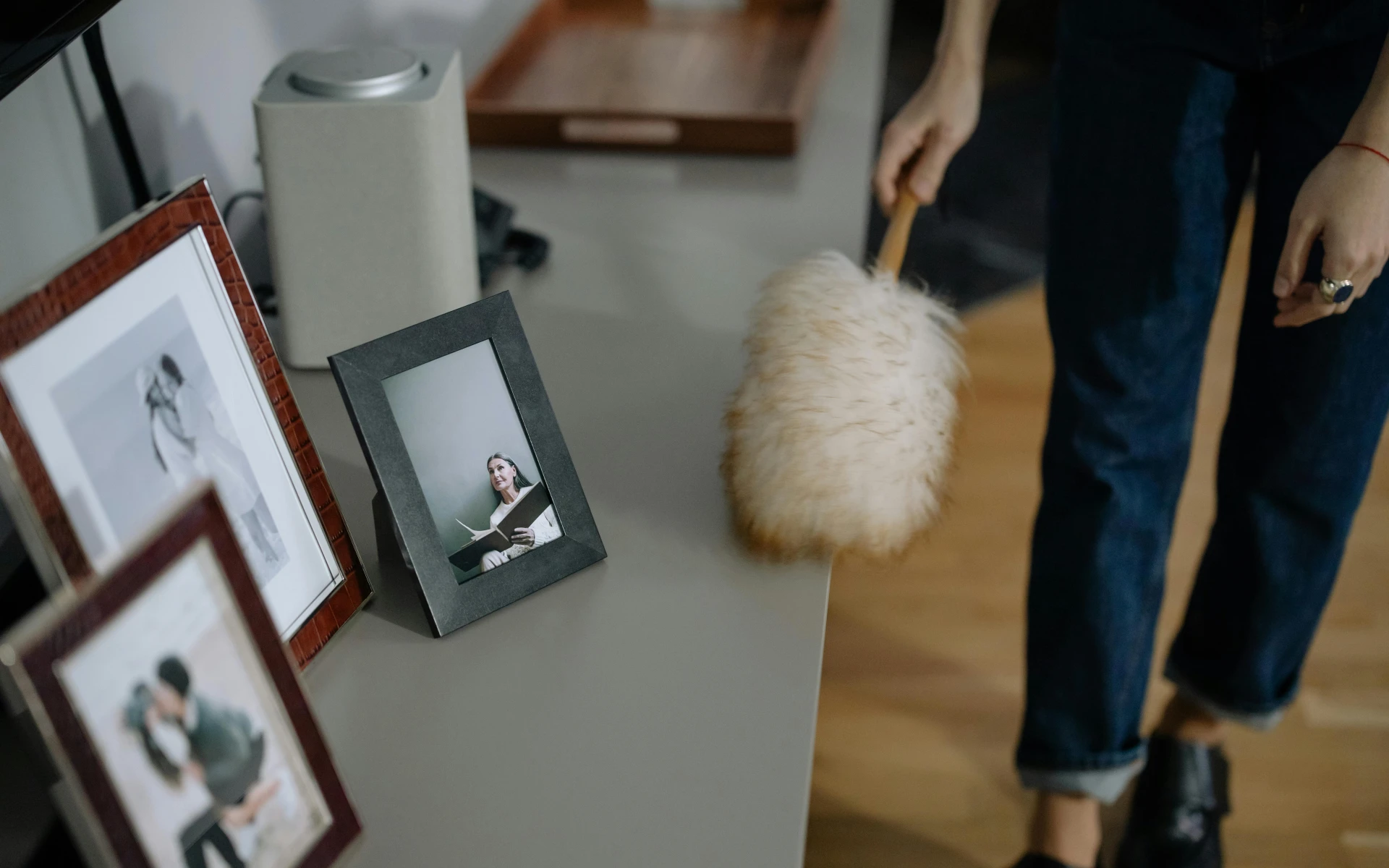 Utírání prachu z polic