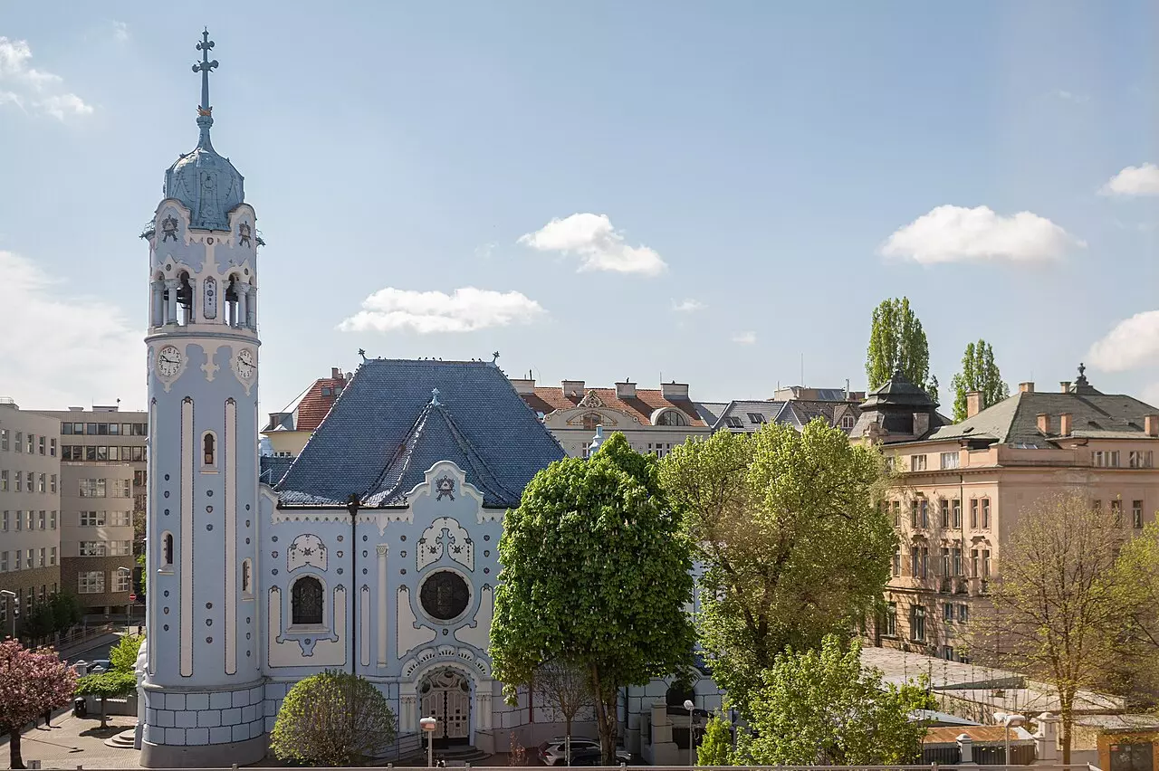 Modrý kostel svaté Alžběty je dominantou Bratislavy