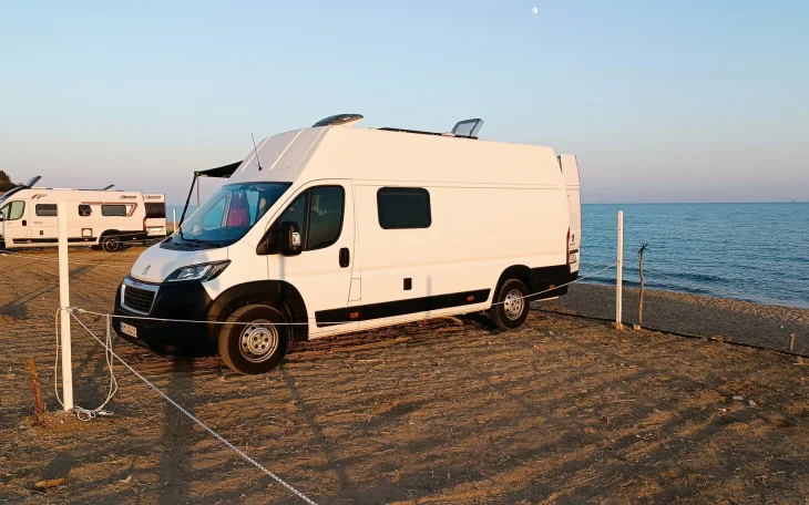 Obytná dodávka u pláže