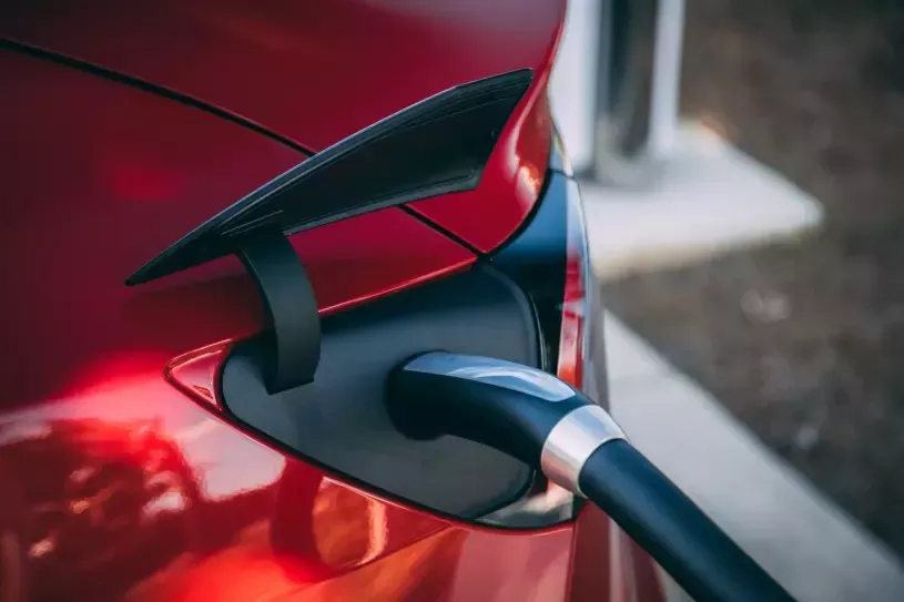 Požáry elektromobilů jsou pro hasiče stále ještě výzvou Požáry elektromobilů jsou pro hasiče stále ještě výzvou