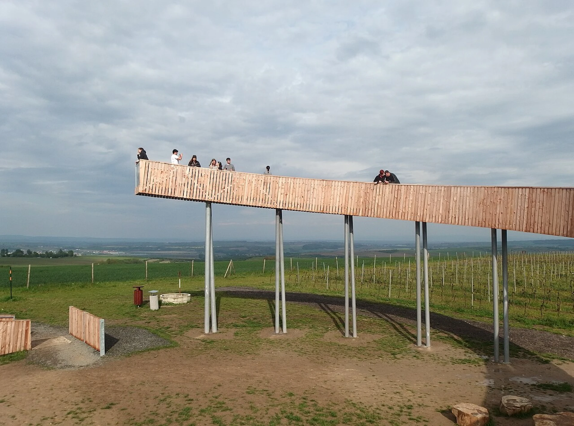 Na jihu Moravy, nad obcí Kobylí, se tyčí unikátní rozhledna Stezka nad vinohrady. Tato moderní stavba ve tvaru spirálové rampy byla dokončena v roce 2018 a dosahuje výšky 7,6 metru.