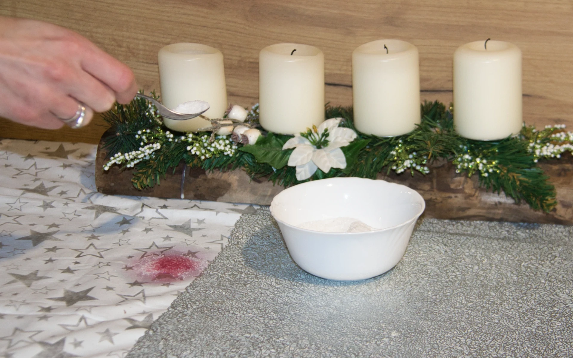 Skvrna na vánočním ubrusu? Vyzkoušeli jsme, jak zachránit sváteční tabuli pomocí věcí ze stolu