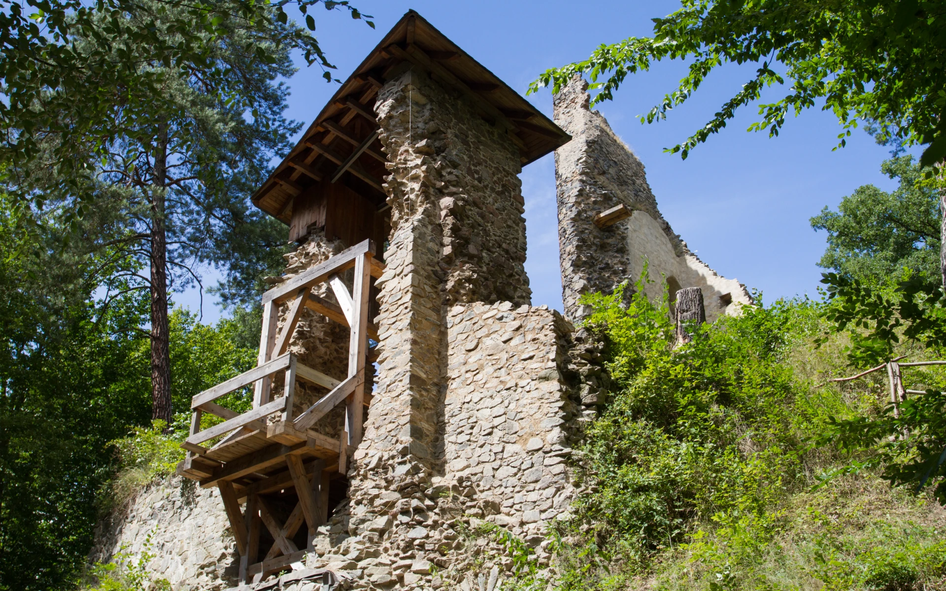Tři hradní zříceniny, které drží nad vodou dobrovolníci
