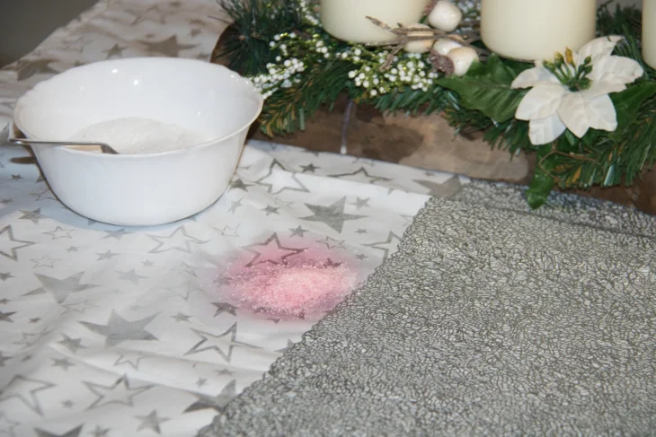 Odstraňování skvrny z ubrusu od červeného vína pomocí soli