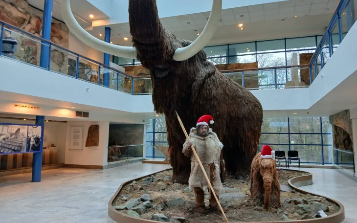 Lovec mamutů v Anthropos Brno se santovskou čepicí