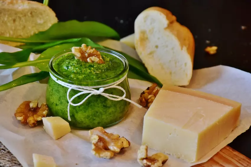 Pesto z medvědího česneku zajistí rychlý oběd, když zrovna nevíte, co vařit