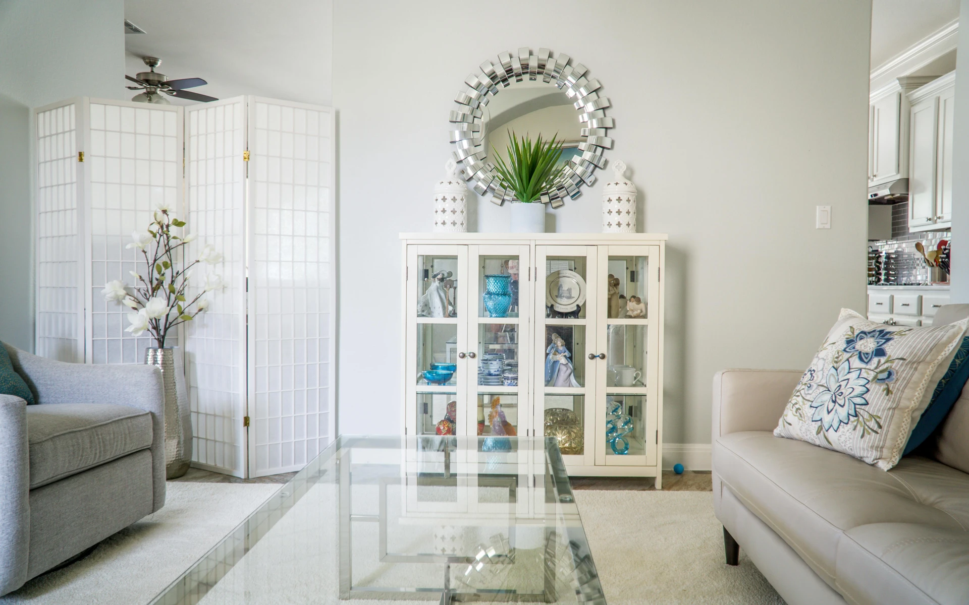 Obývací pokoj s rostlinou vedle zrcadla