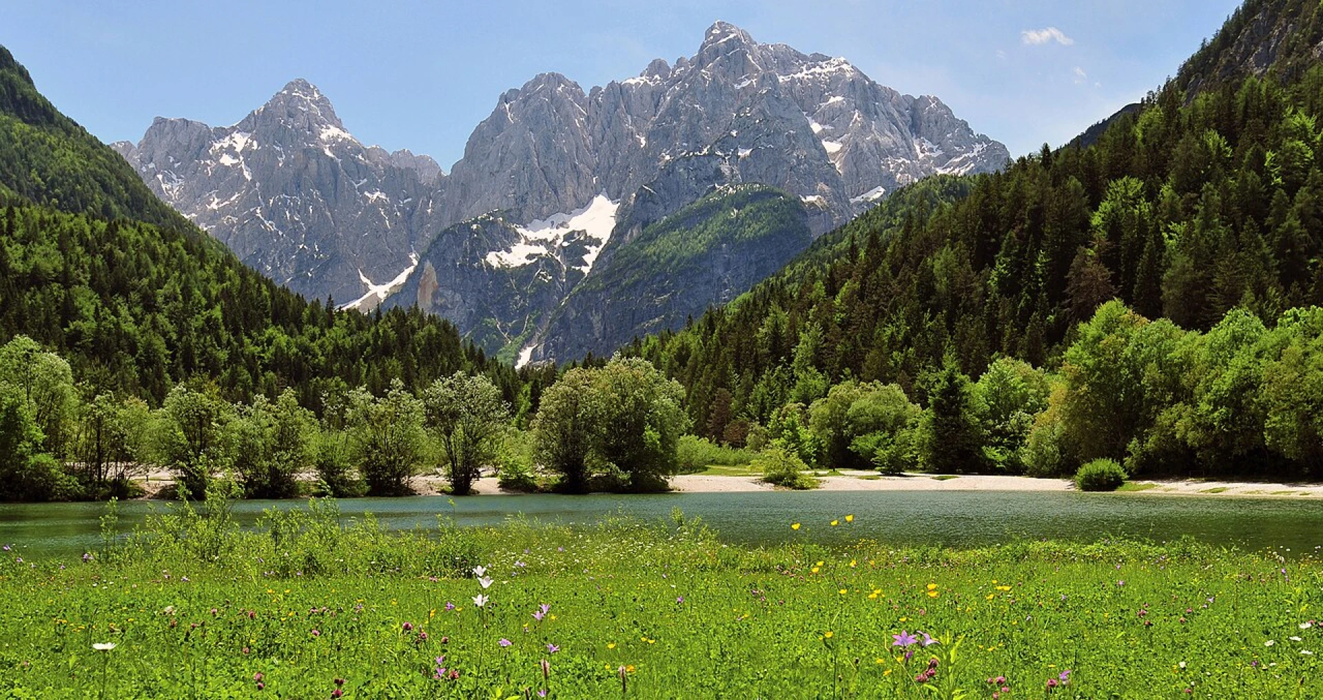 Slovinsko je domovem Julských Alp, majestátního horského pásma s vrcholem Triglav, který je národní pýchou a zároveň symbolem země. Národní park Triglav nabízí nekonečné možnosti pro pěší turistiku, horská kola, lezecké výpravy i klidné výlety podél řek a vodopádů. 
