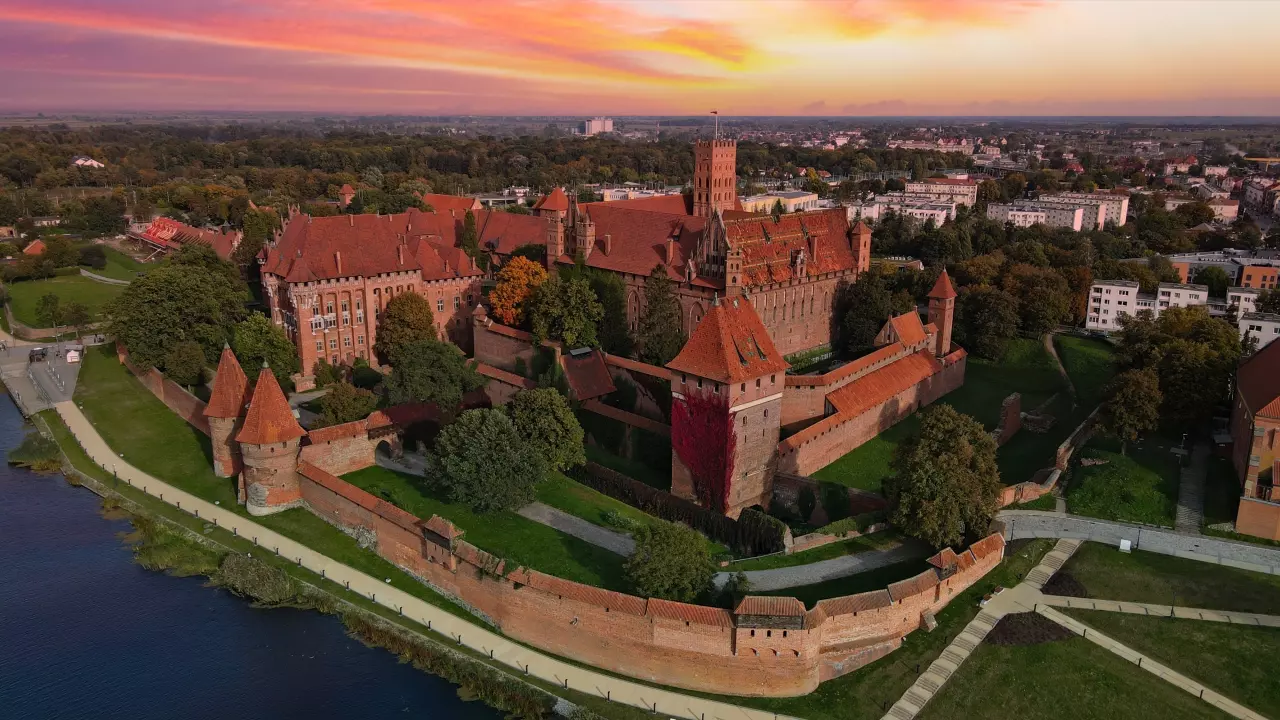 Prohlédněte si Malbork, křižácký hrad z cihel v gotickém stylu