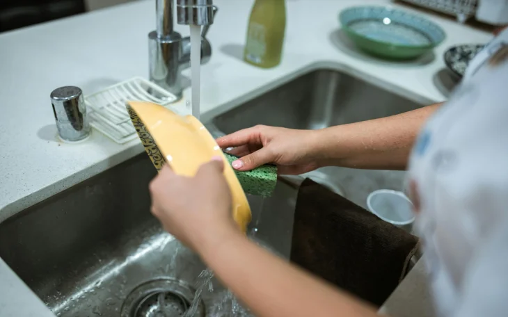 Umývání nádobí ve dřezu