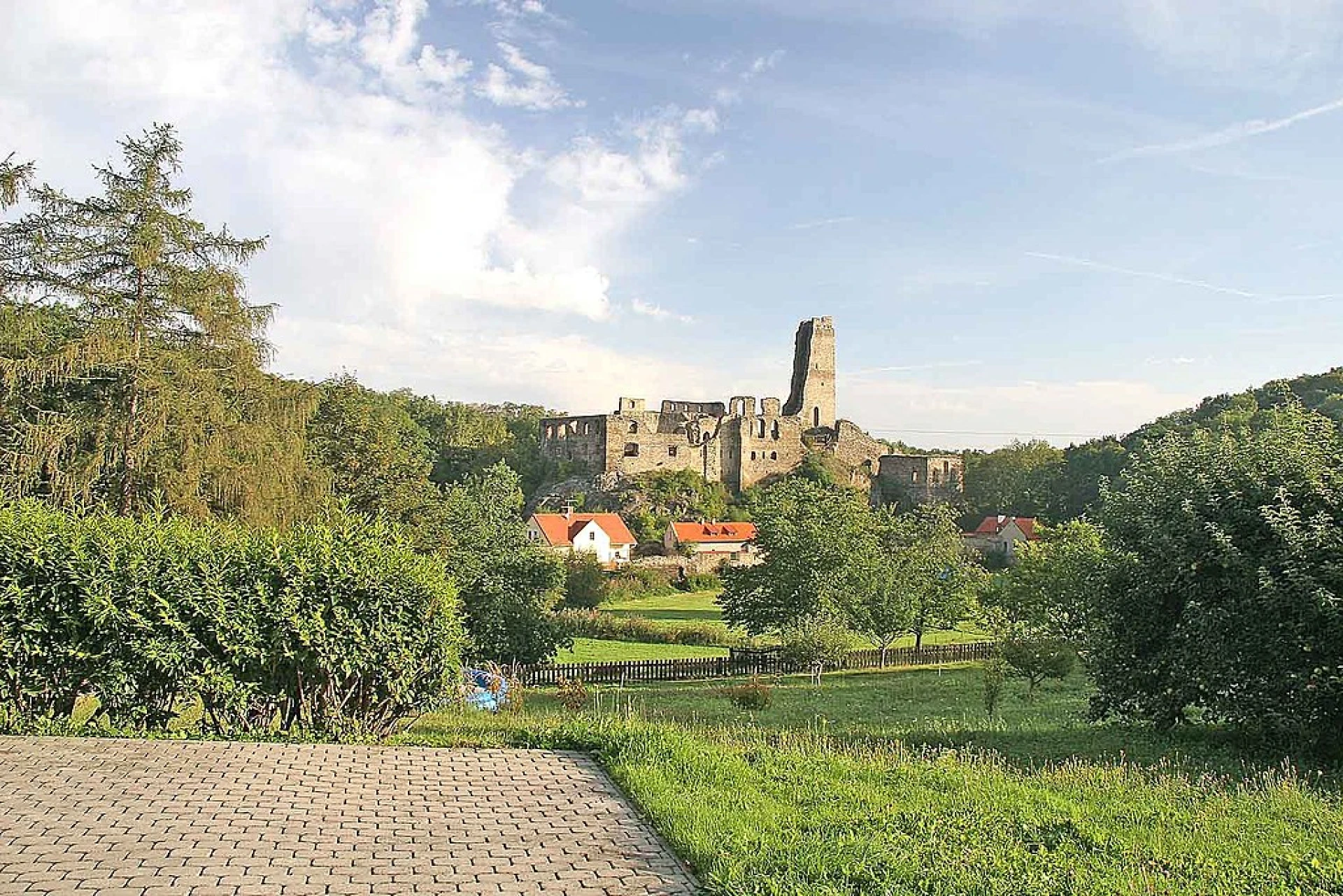 Zřícenina hradu Okoř, která patří k nejoblíbenějším místům pro víkendové výlety.