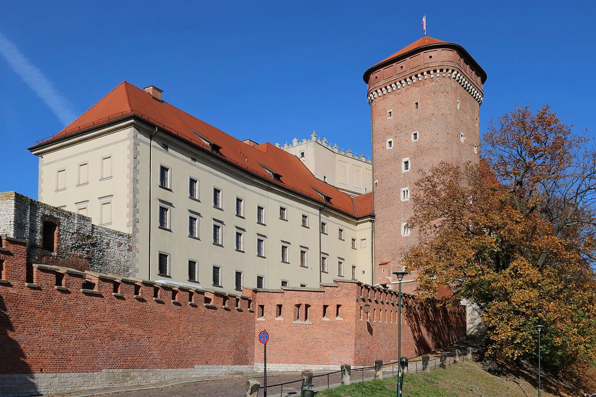 Hrad Wawel Hrad Wawel je historická dominanta Krakova a jedno z nejvýznamnějších míst polské historie. Nachází se na vrcholu Wawelského návrší nad řekou Vislou a po staletí sloužil jako sídlo polských králů.