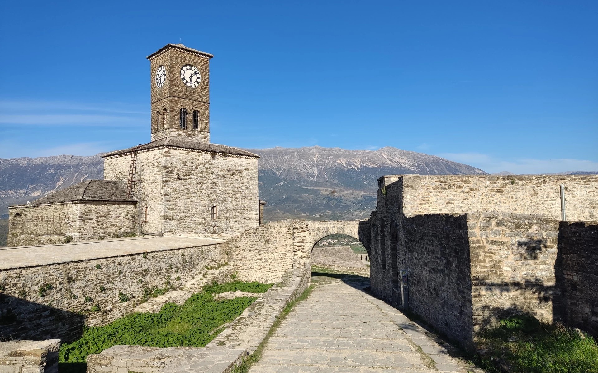 Pevnost a město Gjirokastër: válečná historie i jedinečná architektura