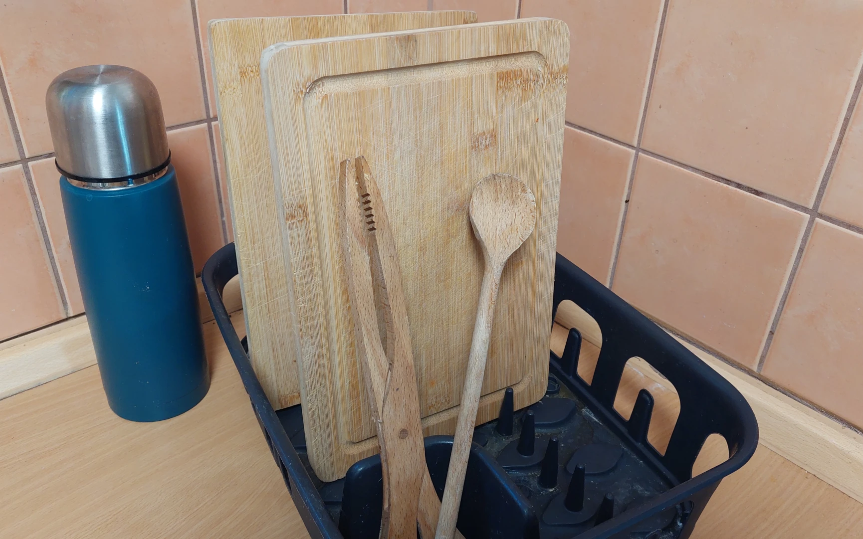Vyčištěná prkénka a vařečky
