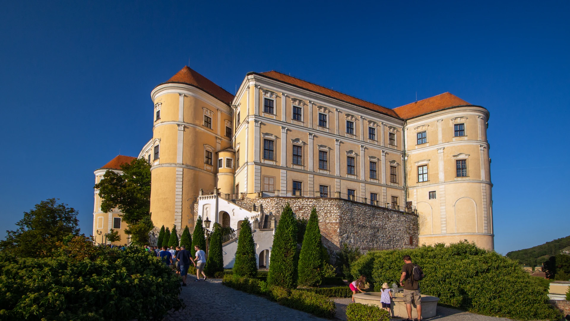 Hradní stráž nad vinicemi: Morava z ptačí perspektivy