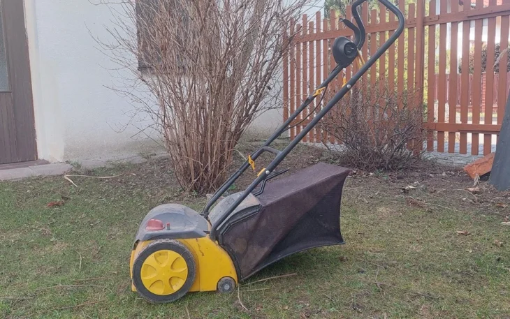 Sekačka na zahradě před jarním sečením