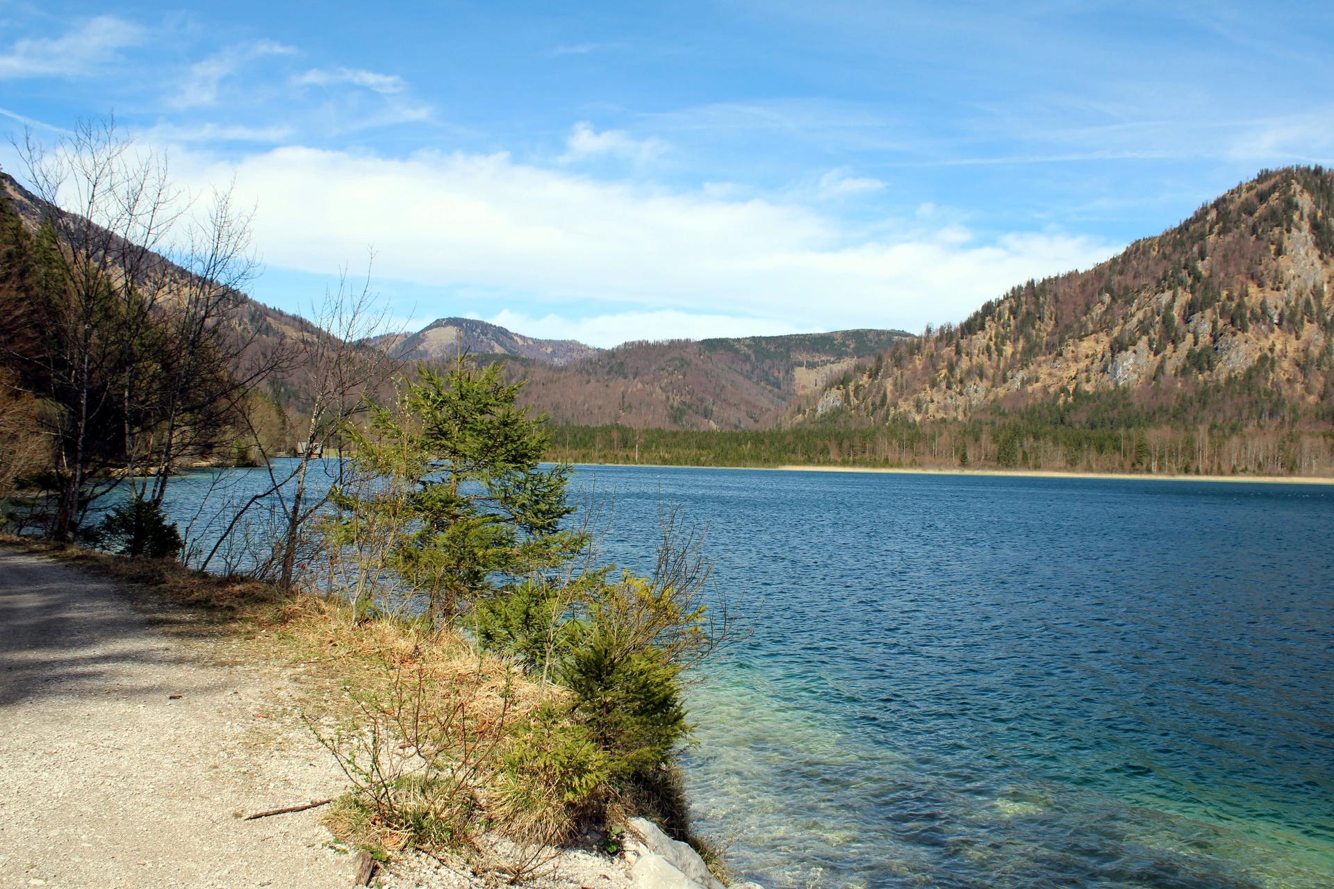 Rakouské jezero Offensee: Jedno z nejkrásnějších horských jezer s křišťálově čistou vodou