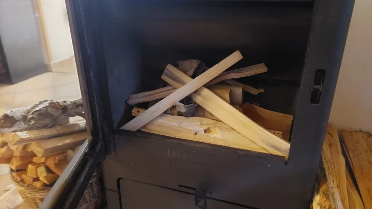 Krbová kamna s domácím podpalovačem