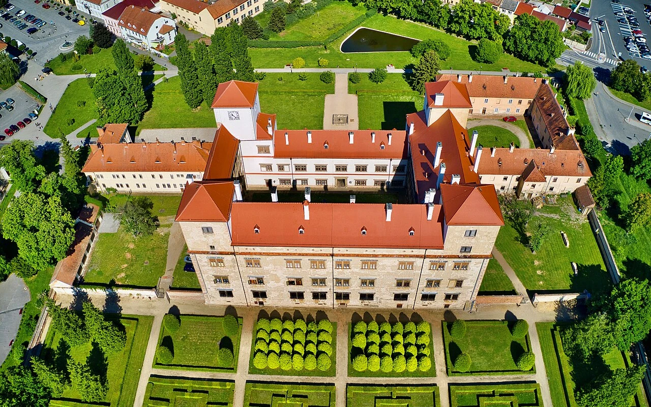 Bučovice: Renesanční drahokam s arkádovým nádvořím a Zaječím pokojem