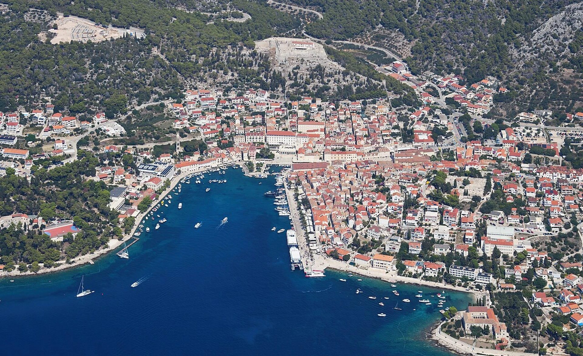 Hvar Například ostrov Hvar je známý jako jeden z nejslunnějších míst Jadranu. Díky menšímu množství větrných dnů a minimálnímu proudění se zde voda ohřívá rychleji než na pevnině.