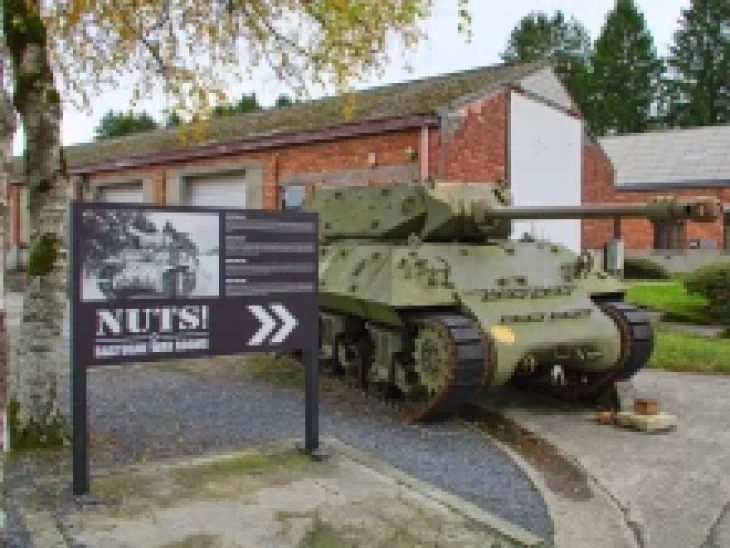 Stíhač tanků M10 Wolverine vystavený v Bastogne War Rooms v Belgii.
