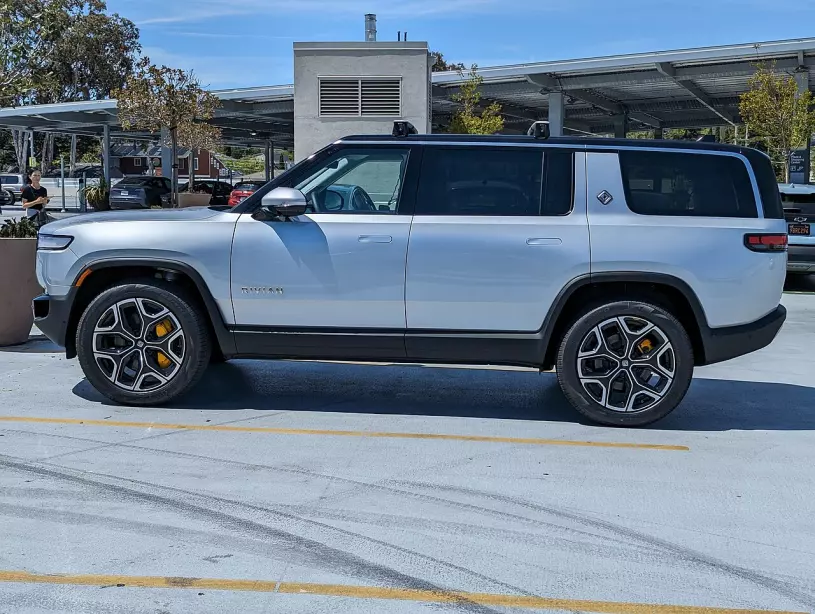 Rivian R1S